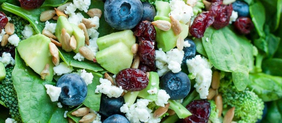 Bladgroenten, broccoli en blauwe bessen, maar geen sapjes | 4 voedingstips die je helpen borstkanker te overleven