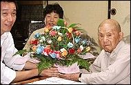 In Japan viert de oudste man ter wereld zijn verjaardag. Tomoji Tanabe werd geboren in 1895 en is 112 geworden. Hij viert 
zijn verjaardag in het huis van zijn dochter en schoonzoon, waar hij woont.
